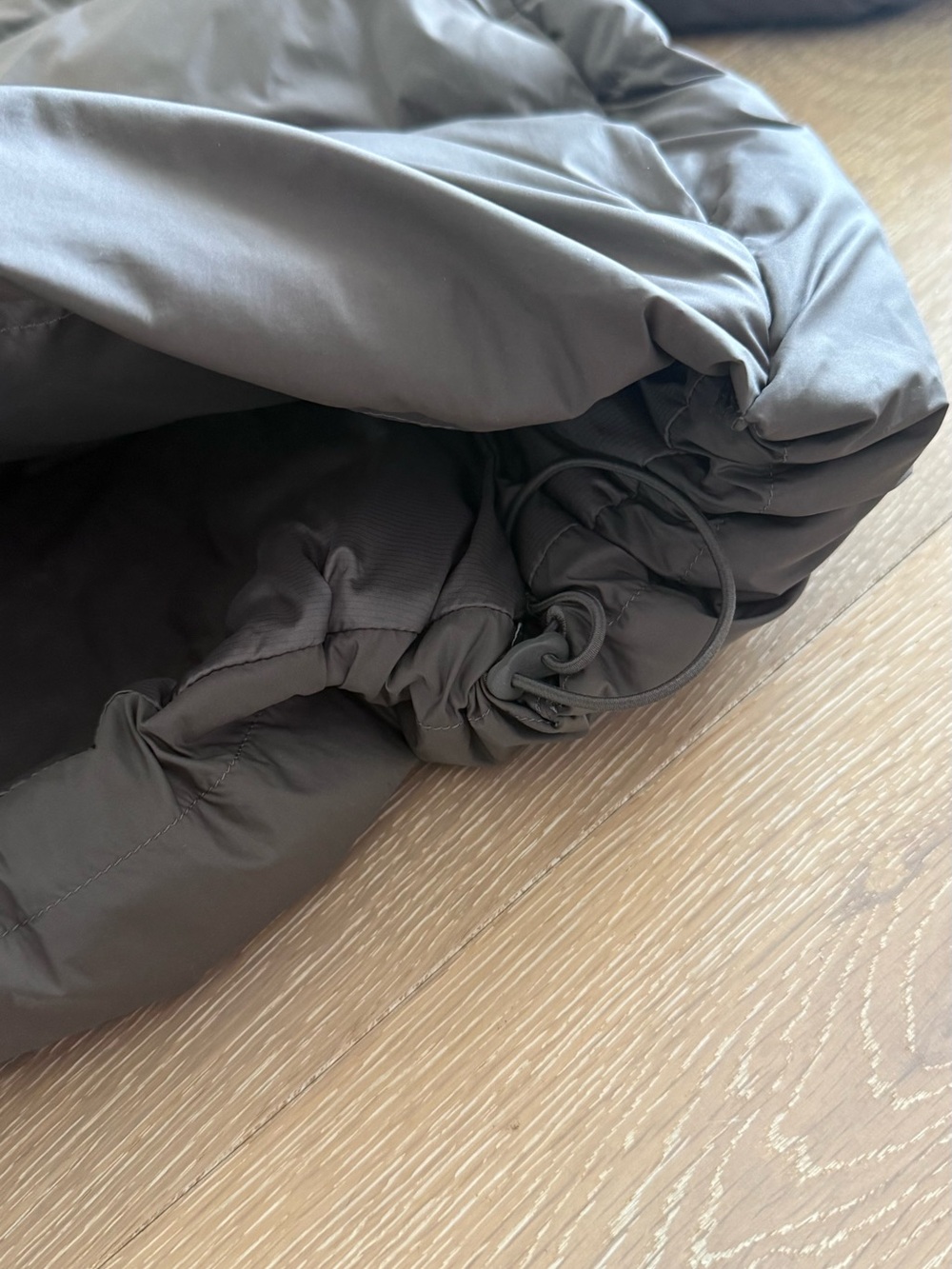 Uniqlo Women’s Gray Puffer Jacket - size S. Draw string bottom. Nano Design - Picture 4 of 4
